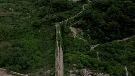 Aerial-drone-forward-moving-shot-flying-over-Great-wall-in-Victoria-Lines,-Malta,-Europe-at-daytime