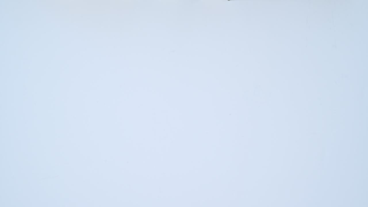 una pila de libros de tapa dura de diferentes colores aparecen en la estantería con espacio vacío para el texto.