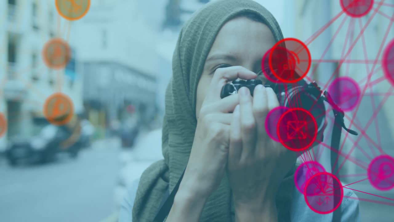 animación de una red de iconos rosados y naranjas conectados con una mujer en hijab tomando fotos