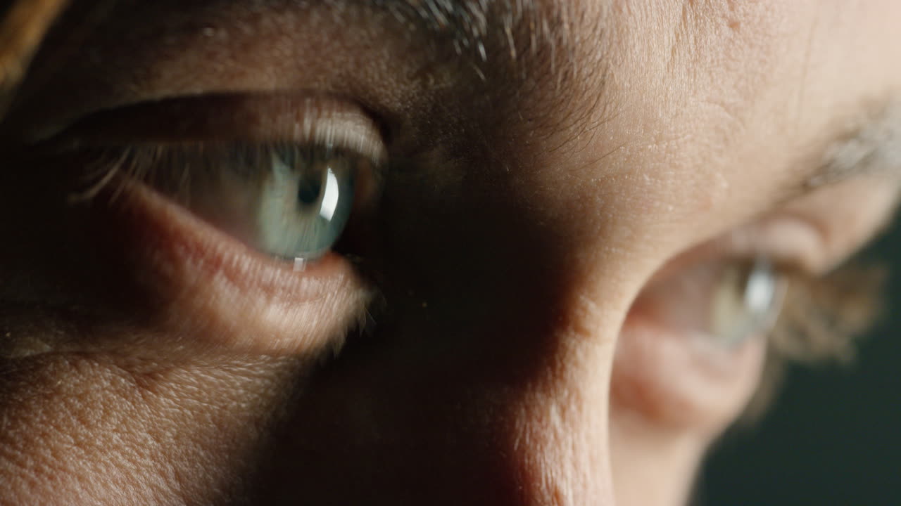 ojos cerrados joven buscando pensativo parpadeando mirando a su alrededor con la luz reflejada en el iris