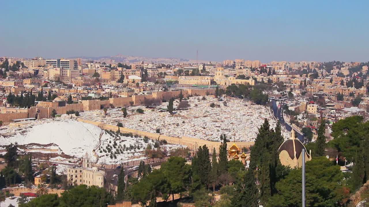 Ampia veduta su Gerusalemme dopo un'insolita nevicata