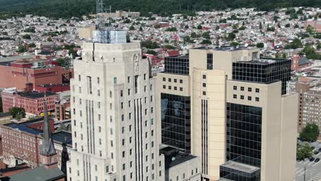 toma aérea reveladora de altos rascacielos en la ciudad urbana estadounidense, leyendo pennsylvania usa, distrito financiero, palacio de justicia, edificios de oficinas, viviendas en apartamentos, iglesia, paisaje urbano durante el día de verano