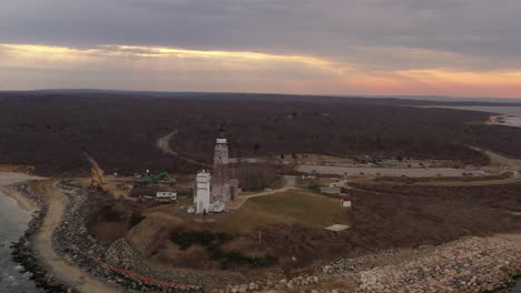 Una-Vista-Aérea-Del-Faro-De-Montauk-Durante-Una-Hermosa-Puesta-De-Sol