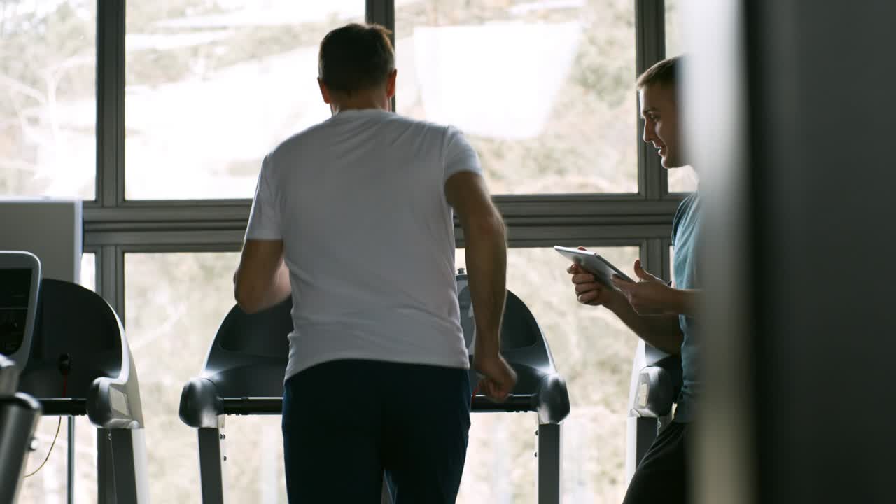 entrenador que utiliza una tableta en el trabajo