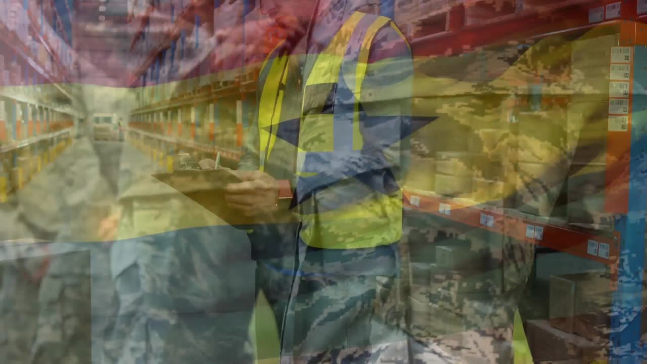 Animazione della bandiera del Ghana su diversi soldati e un lavoratore maschio caucasico in magazzino