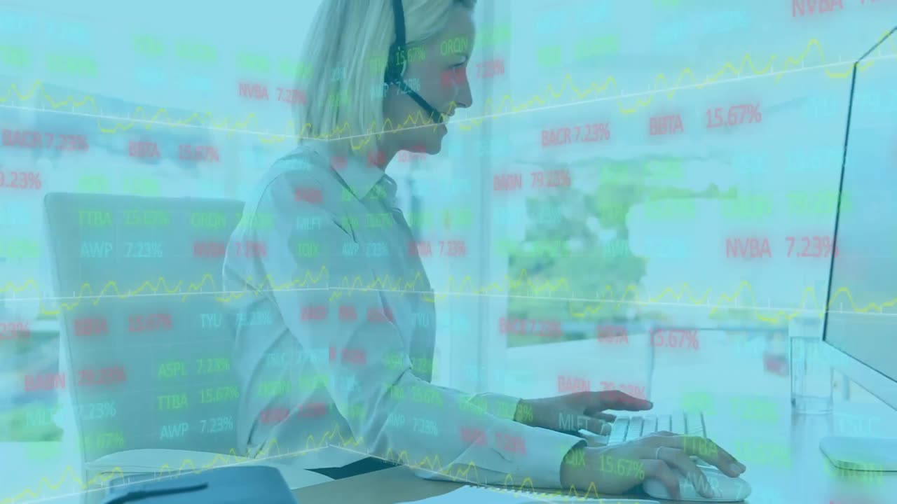 animación de una mujer caucásica con auriculares usando computadora sobre estadísticas