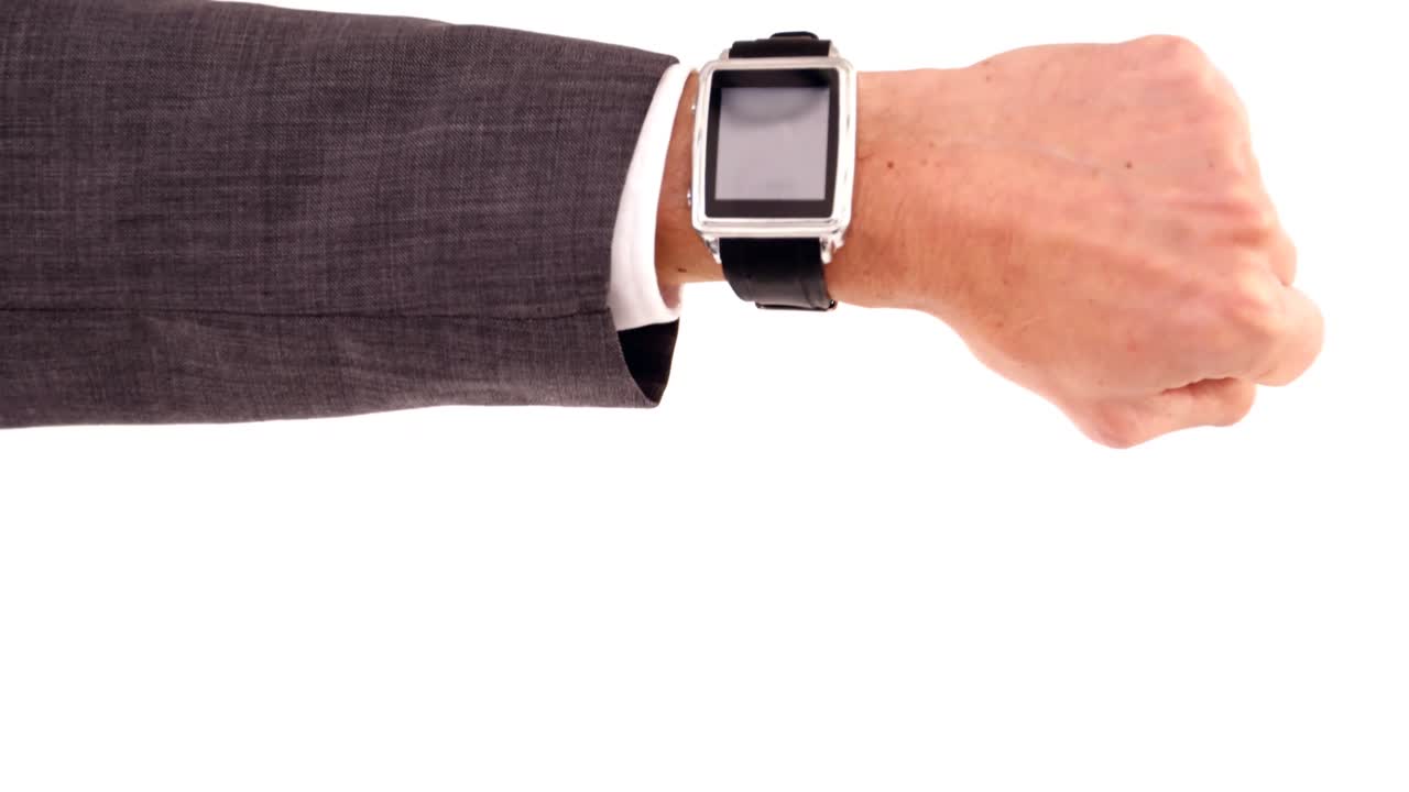 hombre de negocios con la mano mostrando un reloj inteligente