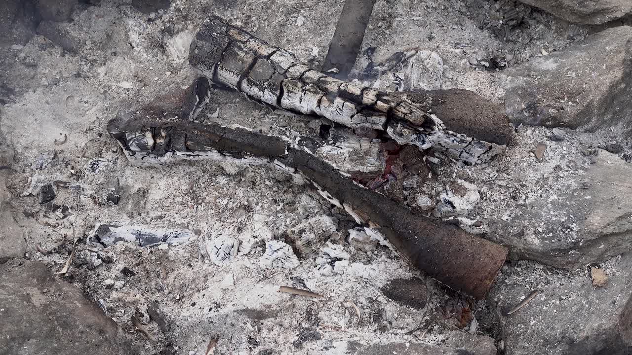 거의 죽고 연기가 나는 캠프 불의 클로즈업