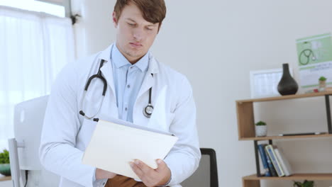 cuidado de la salud, rostro y hombre médico escribiendo en la carpeta