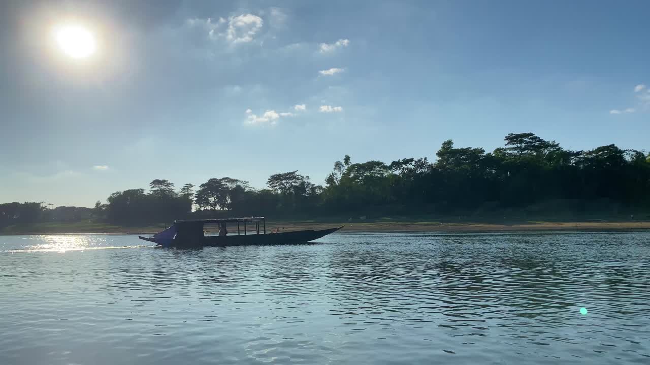 barco de madera con motor de pasajeros navegando por el río surma, vista lateral