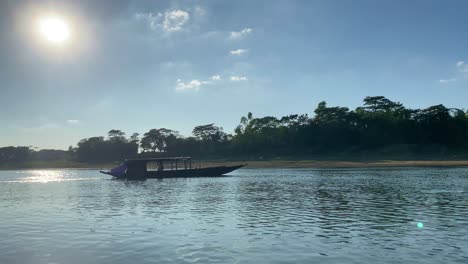 Holzboot-Mit-Passagiermotor,-Das-über-Den-Surma-Fluss-Segelt,-Seitenansicht