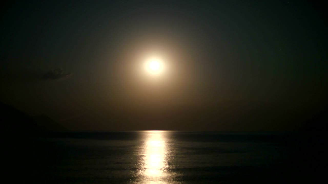 満月が海の上を昇る 4k