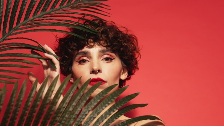 ritratto di bellezza di moda di una giovane donna sicura di sé con un trucco elegante da sera