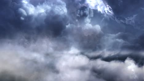 Gewitter,-Blitzschlag-Auf-Der-Dunklen-Wolkenoberfläche