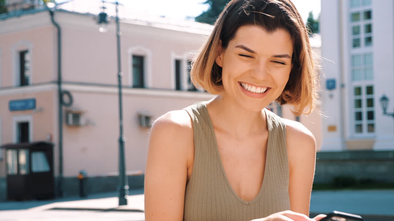 도시에서 스마트폰을 사용하는 여성