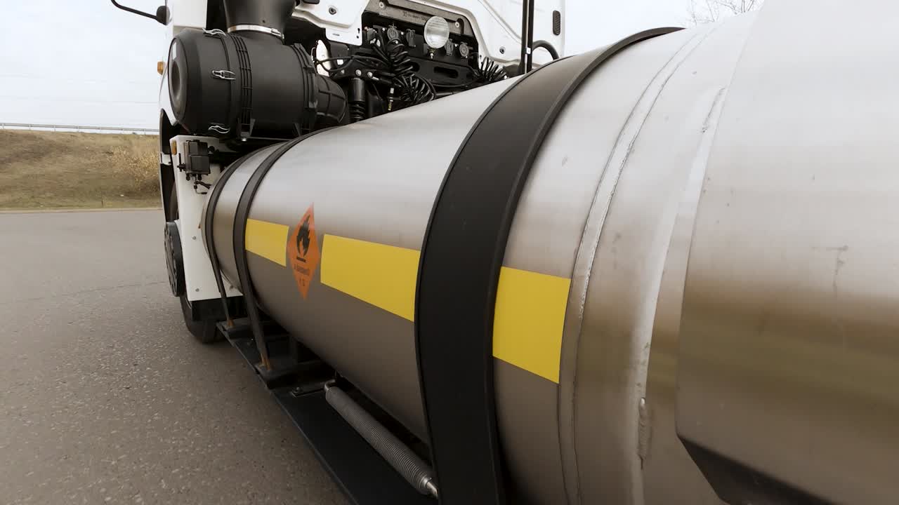 위험 물질을 운반하는 커 트럭