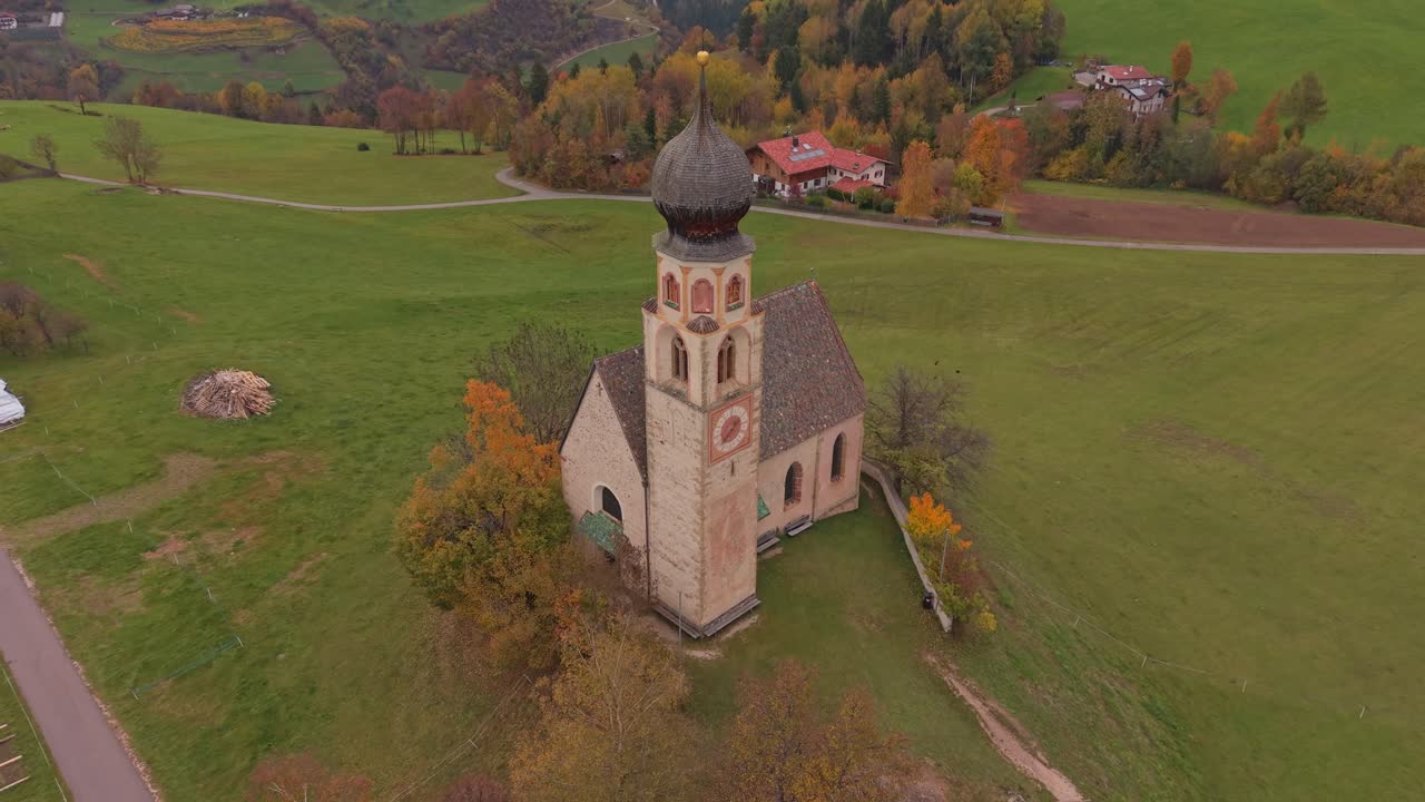 Farbenfrohes Laub umrahmt die Kirche San Costantino, Luftaufnahme, Norditalien
