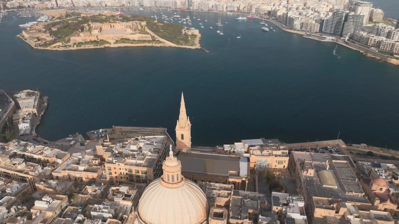 Ripresa drone di La Valletta, Malta. Centro storico Patrimonio dell'Umanità UNESCO e baia