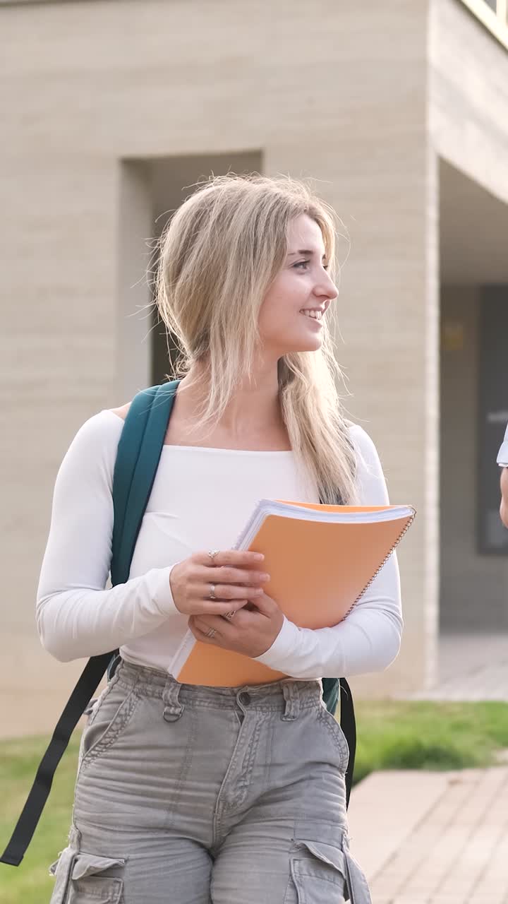 Giovane donna che cammina e parla nel campus