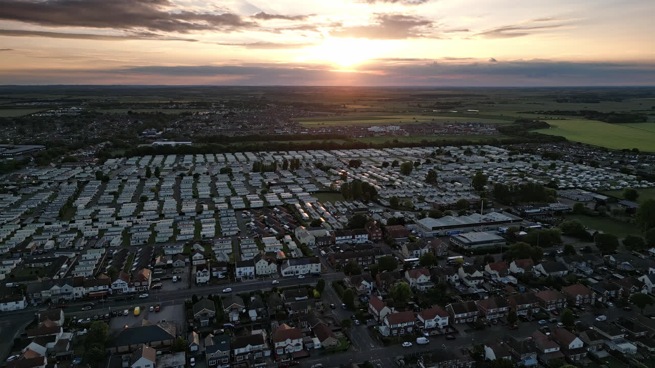 skegness: un destino de vacaciones de verano con impresionantes playas y lugareños amigables, capturado en una escena de puesta de sol