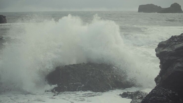 Vagues océaniques puissantes s'écrasant contre les rochers au ralenti