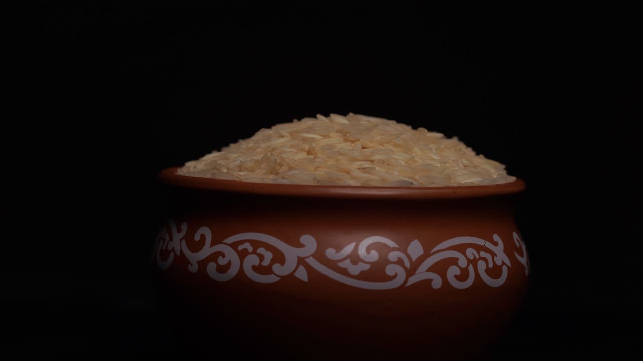 montón de arroz crudo