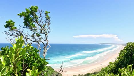 static view of a peaceful beach and ocean