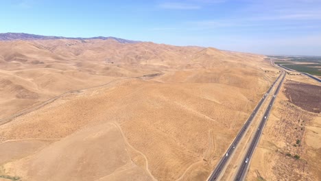 加利福尼亞中部大谷 (great central valley) 景觀與乾燥的植被