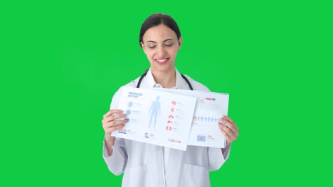 Feliz-Doctora-India-Explicando-Informes-Médicos-A-La-Pantalla-Verde-Del-Paciente
