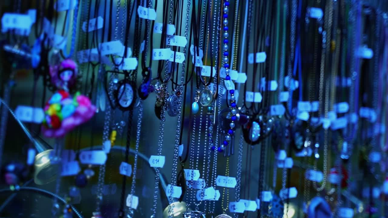 varias cadenas pequeñas para la venta con etiquetas de precios en un mercado