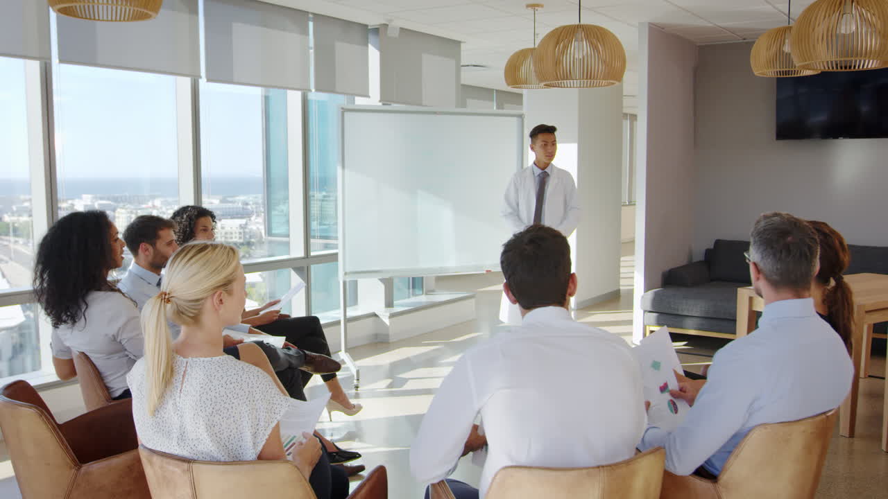 의사 가 병원 의 의료 인력 에게 발표 를 하는 것