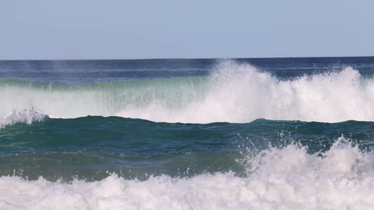 secuencia de olas oceánicas que se rompen en la playa