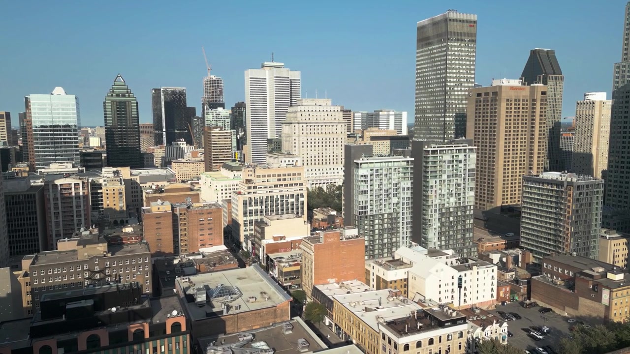 Veduta aerea del centro di Montreal in Quebec, Canada, con moderni grattacieli, fitti edifici urbani, il quartiere degli affari e un cielo invernale limpido e azzurro sopra la città.