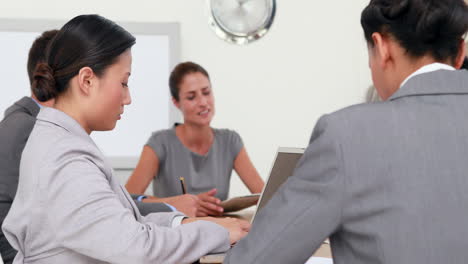 Gente-De-Negocios-Trabajando-Juntos-Durante-La-Reunión