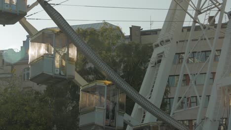 parque de la ciudad y la rueda de la ferris