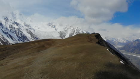 senderismo por encima de las nubes en el karakoram