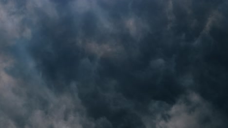 Severe-warned-thunderstorm-with-shelf-cloud-moving