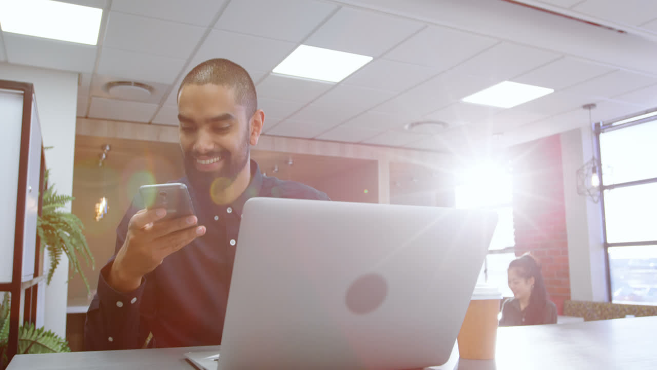 ejecutivo masculino hablando por teléfono móvil 4k