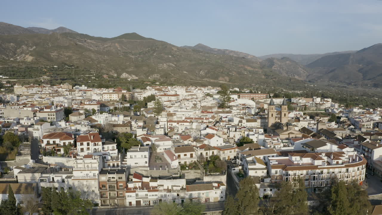 ciudad de orgiva en granada en españa, rodeada de paisajes montañosos
