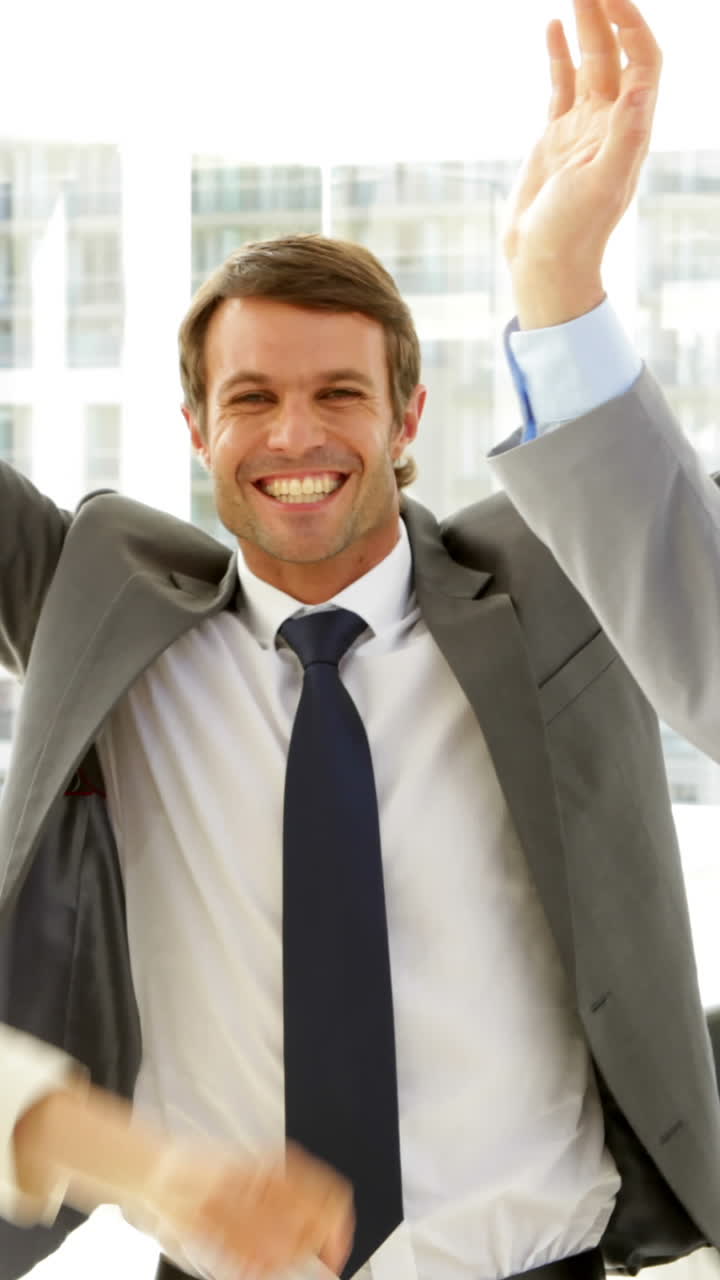 equipo de personas de negocios poniendo las manos juntas