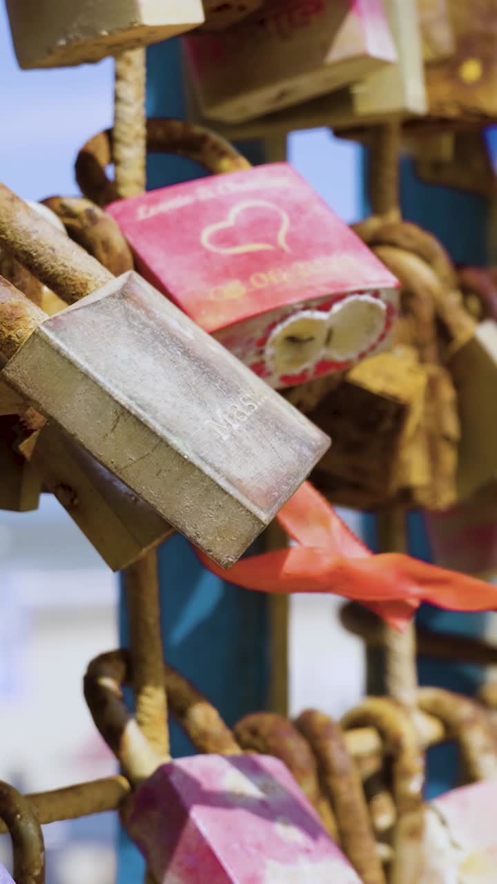 벽에 달린 사랑의 자물