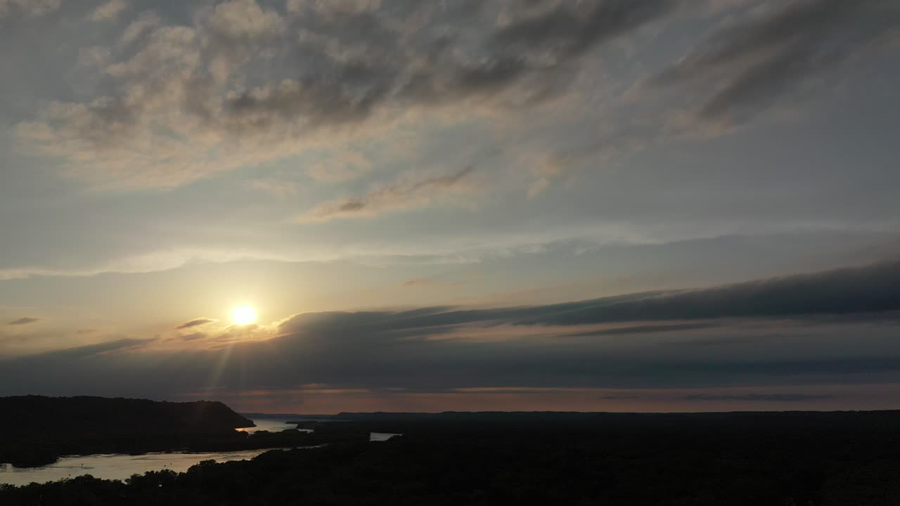 puesta de sol sobre un valle del río