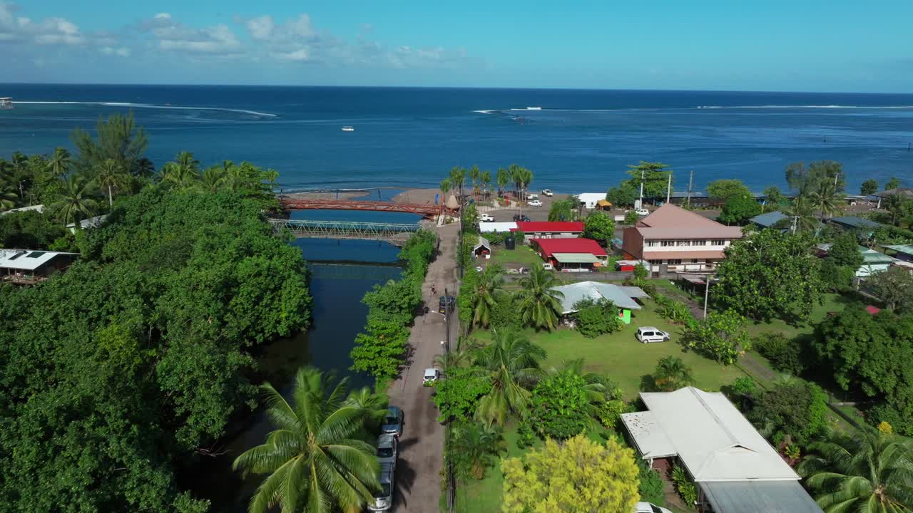 teahupoo tahiti polinesia francesa vista aérea de drones final de la carretera nuevos juegos olímpicos puente peatonal furgoneta conducir la costa de la isla a papeete mañana bahía soleada canal arrecife de coral valle río movimiento hacia adelante