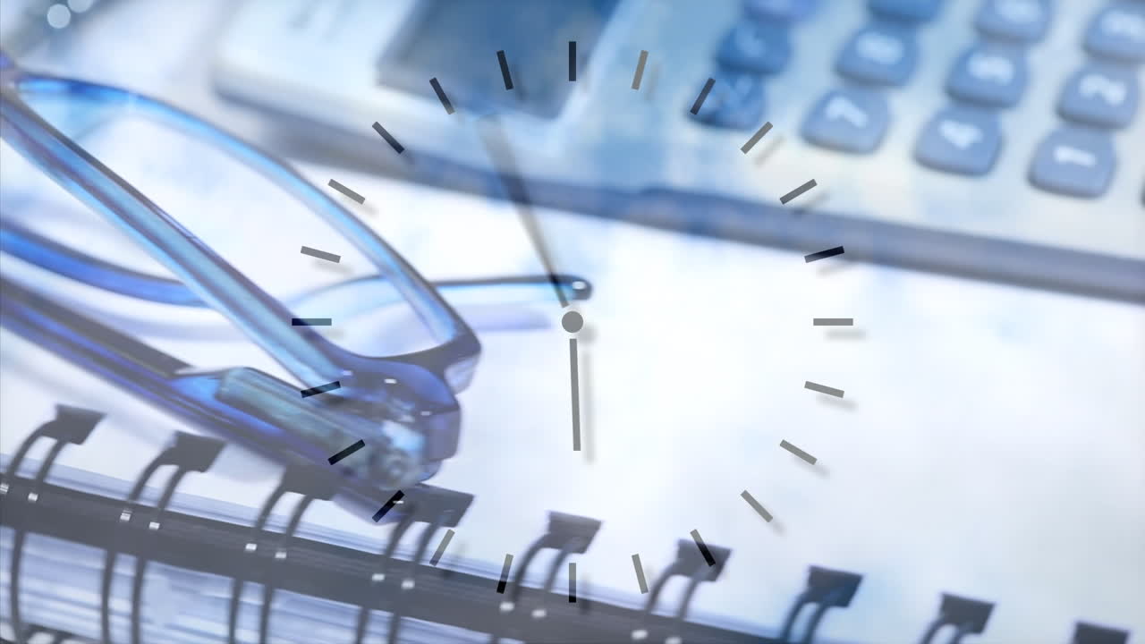 animación del reloj moviéndose sobre el bolígrafo y la calculadora