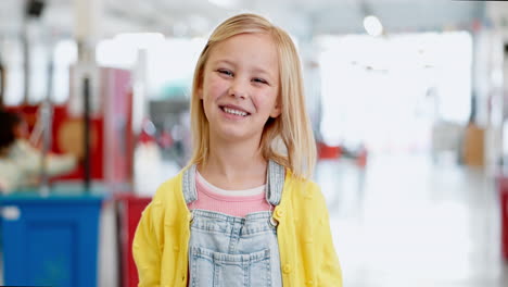 Cara,-Niña-Feliz-Y-Estudiante-En-El-Jardín-De-Infantes