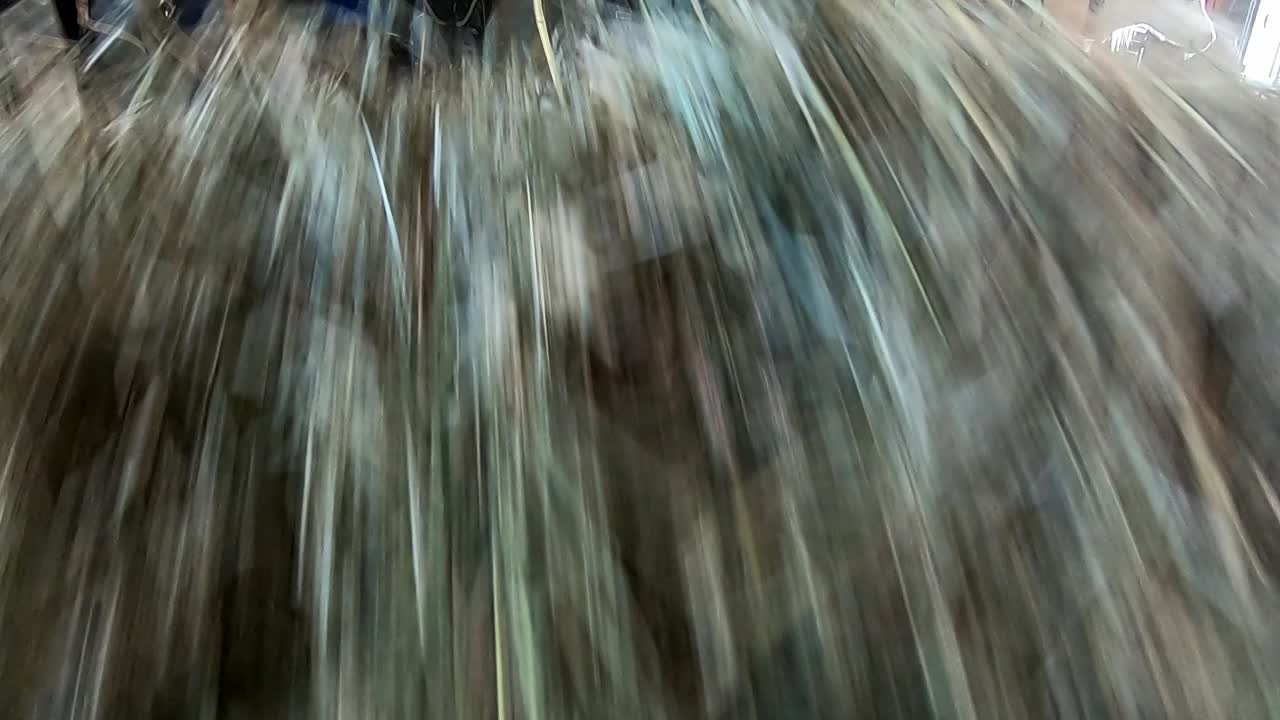 건초 블록은 시골 근처의 헛간에서 땅에 떨어진다