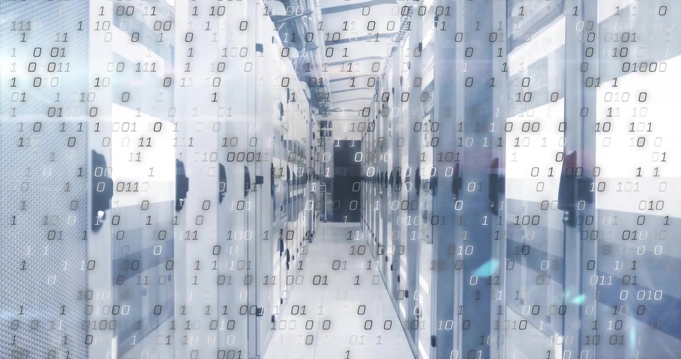 浮かび上がるバイナリ数字のオーバーレイが光るサーバラックが並ぶ通路、金属製のキャビネットとケーブルが見える。