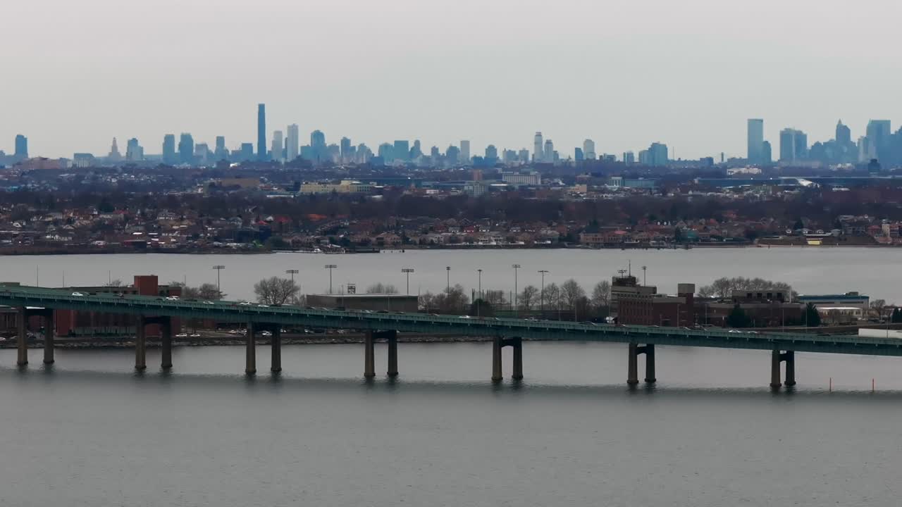 흐린 날에 뉴욕의 롱아일랜드 사운드 (long island sound) 에서 볼 수 있는 트로그스 네크 브릿지 (trogs neck bridge) 의 공중 전망.
