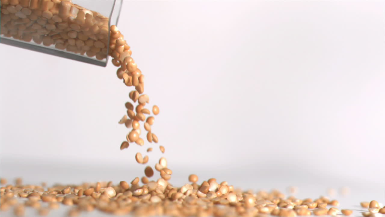 땅콩이 슈퍼 슬로모션으로 떨어집니다.