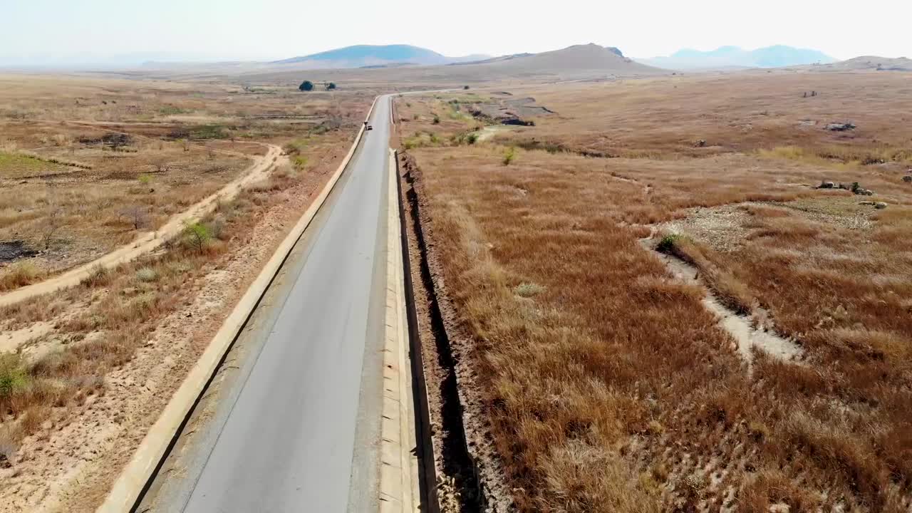 camino abierto en el campo de madagascar